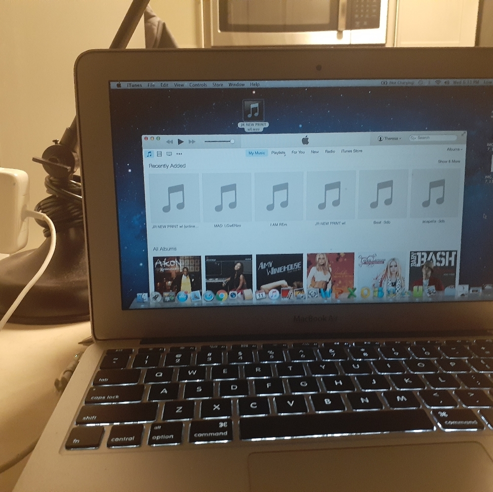 Apple laptop
